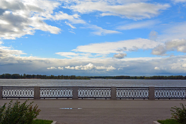 サマラ市のヴォルガ川の堤防上を表示します。 - 写真・画像