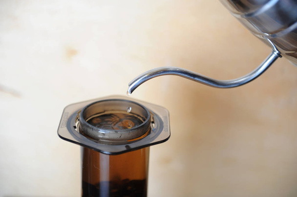 Предметы для альтернативного кофе пивоварения на деревянном фоне.. специальности кофе. Поток воды из капельницы
 - Фото, изображение
