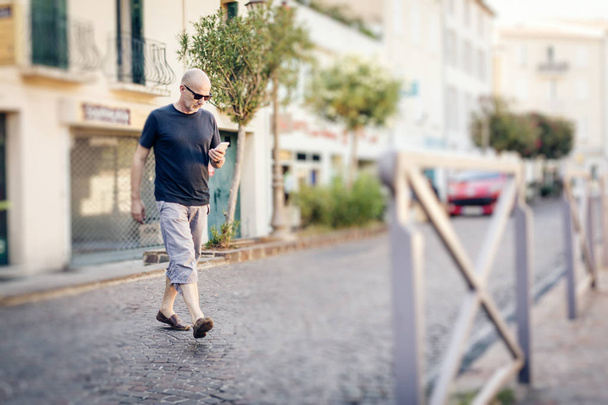 Man Crossing The Street Looking At His Phone - Zdjęcie, obraz