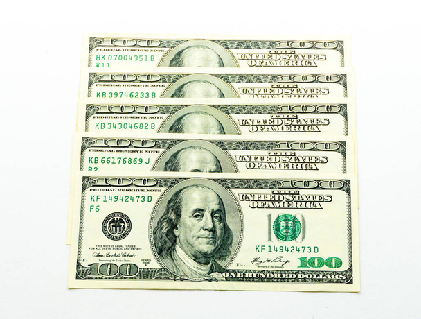 één Amerikaanse dollar biljetten op witte achtergrond. buckes - Foto, afbeelding