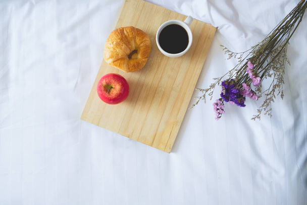 Yatak ve pencere ışığında Kahvaltı. - Fotoğraf, Görsel