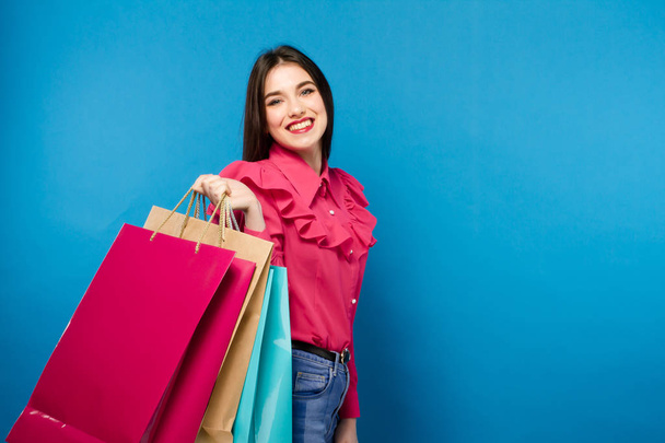 Portrait of young happy smiling woman with shopping bags - Foto, Imagem