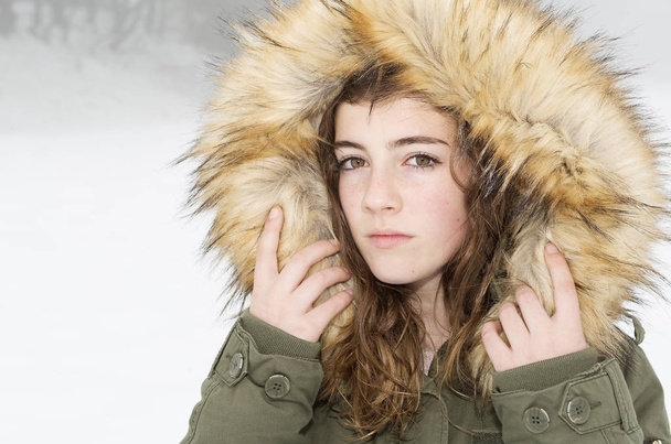 Захищений підліток у сніжний день
  - Фото, зображення
