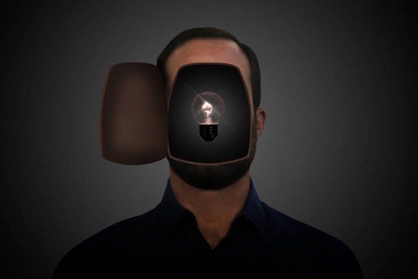 Лампочка внутри открытой головы человека
. - Фото, изображение