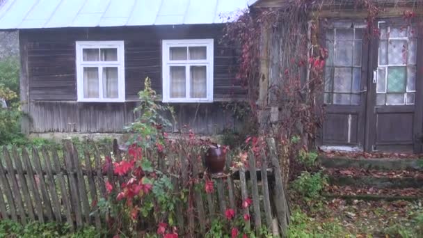 Jarra en la cerca de madera en la aldea antigua
 - Metraje, vídeo