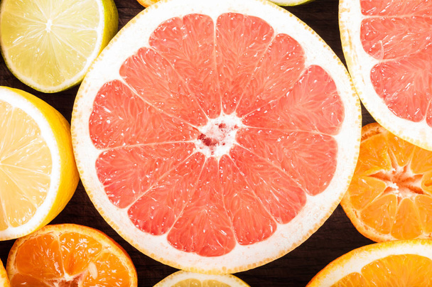 Kolorowe świeżych owoców cytrusowych na podłoże drewniane. Pomarańczowy, tanger - Zdjęcie, obraz
