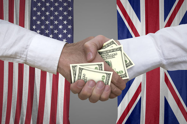 100-Dollar-Scheine Handschlag mit USA und Großbritannien Flaggen Hintergrund. - Foto, Bild