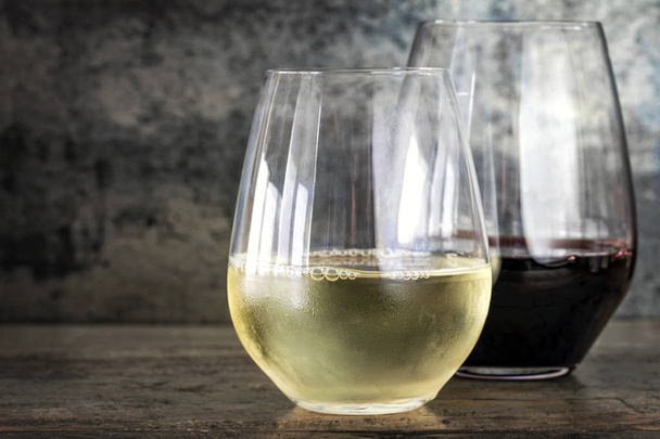Bílá a červená vína v opadaném listí brýle s břidlicové pozadí - Fotografie, Obrázek