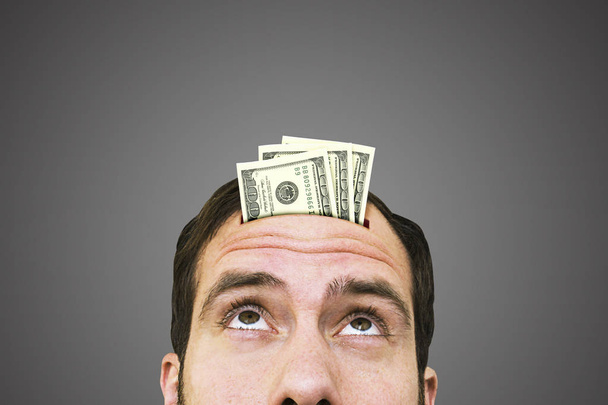 Bir adamın kafasını dışarı ağaç yüz dolar faturaları geldi. - Fotoğraf, Görsel
