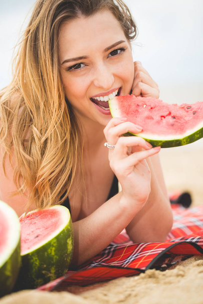 Beautiful girl with watermelon near the sea - Foto, Imagen
