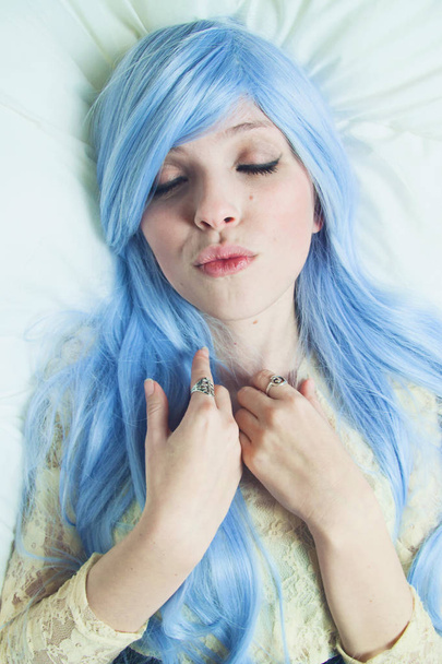 閉じた目青い髪の女性 - 写真・画像