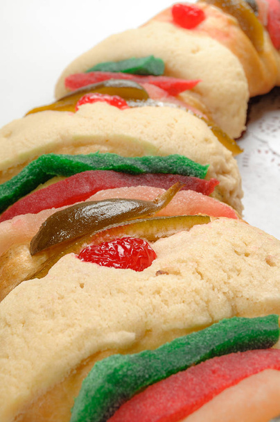 Epiphaniakuchen, Königskuchen, Roscon de Reyes oder Rosca de Reyes - Foto, Bild