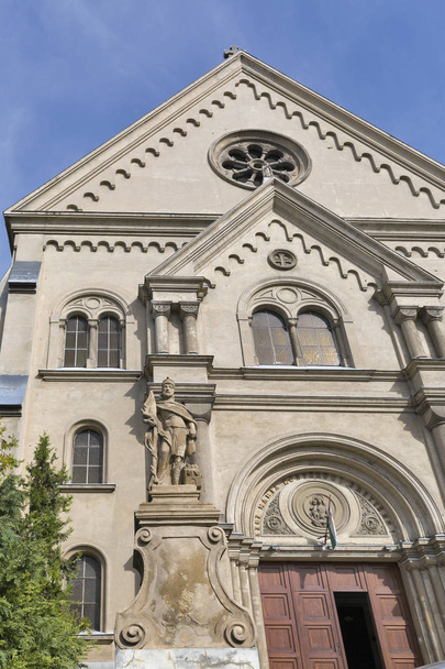 Carmelita 大聖堂で聖フロリアンの像。ケストヘイ (ハンガリー). - 写真・画像