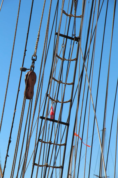 Escada e escada de corda de um veleiro
 - Foto, Imagem