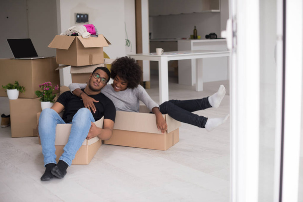African American couple  playing with packing material - Φωτογραφία, εικόνα