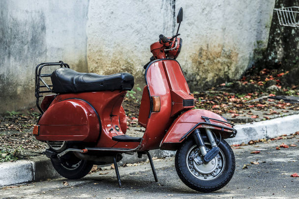 красный скутер на улице
 - Фото, изображение