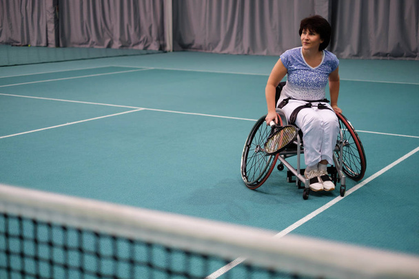Zakázané zralá žena na invalidním vozíku  - Fotografie, Obrázek