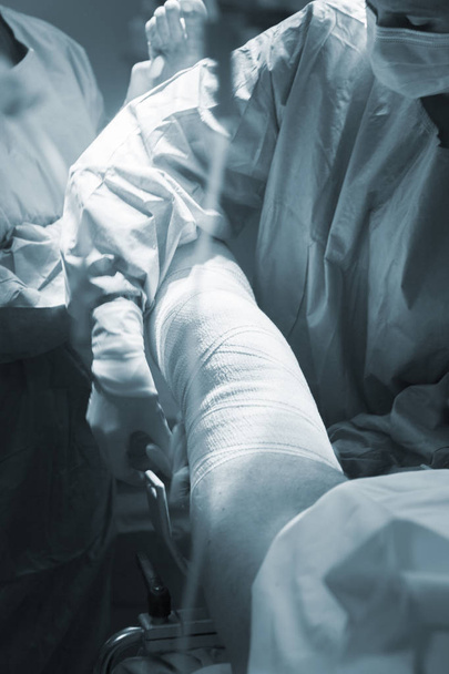 Genou chirurgie infirmière bandage
 - Photo, image