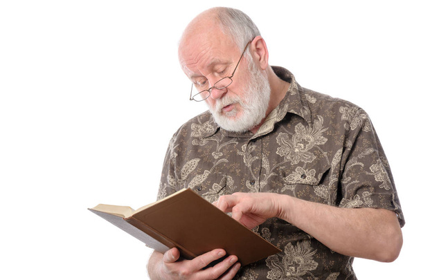 Ein älterer Mann liest ein Buch, isoliert auf weiß - Foto, Bild