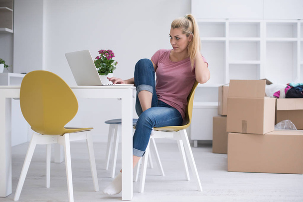 Young woman moving in a new home - Photo, Image