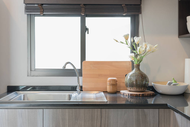 moderne keuken met zwart granieten bovenop teller kamer - Foto, afbeelding