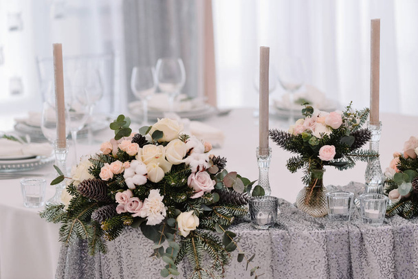 Beau bouquet sans tendresse sur table de mariage
 - Photo, image