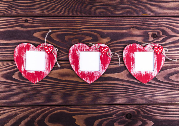 Love card template with blank photo frame heart shaped on the red hearts on wooden background - Fotoğraf, Görsel