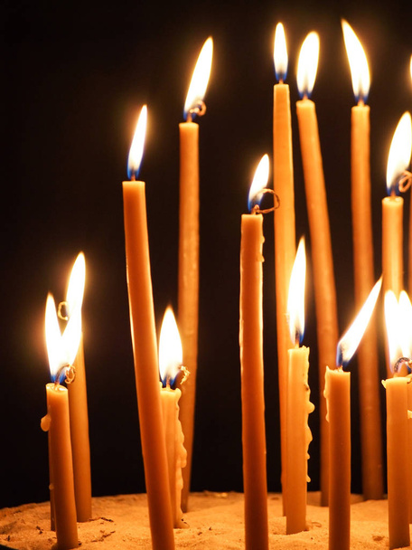 Rukouksen kynttilät palavat
 - Valokuva, kuva