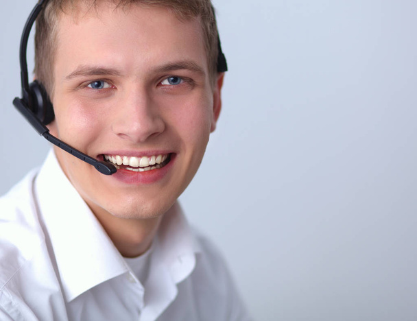 Operador de suporte ao cliente com fone de ouvido em fundo branco
 - Foto, Imagem