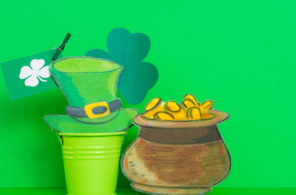 happy St Patrick's Day card, March 17, with Leprechaun hat and pot of gold - room for text - 写真・画像