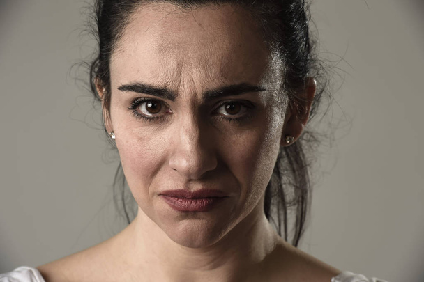 όμορφη και θλιμμένη γυναίκα που κλαίει απελπισμένη και κατάθλιψη με δάκρυα για τα μάτια της να υποφέρει πόνο - Φωτογραφία, εικόνα