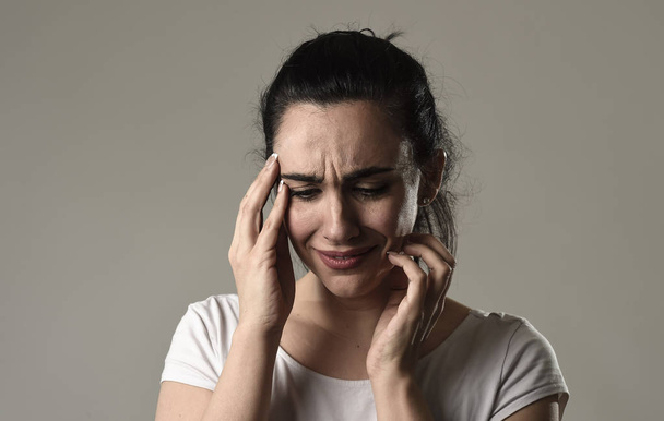 красивая и грустная женщина плачет отчаяние и депрессию со слезами на глазах страдает боль
 - Фото, изображение