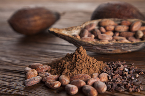 какао-стручок на дерев'яному фоні
 - Фото, зображення