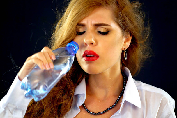 Wrażliwe zęby kobiety zimna woda do picia z butelki. Nagły ból zęba. - Zdjęcie, obraz