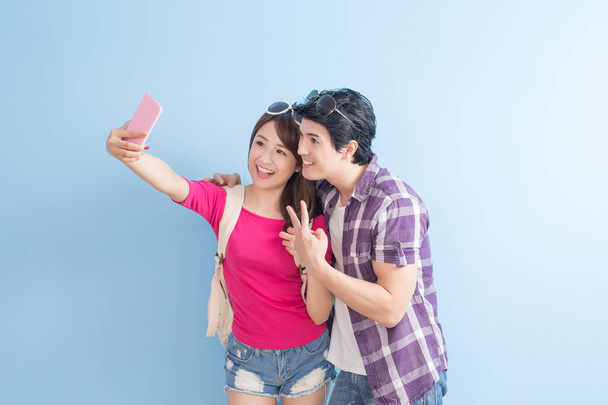 young couple taking selfie - Zdjęcie, obraz