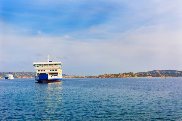 Rejs promem z portu wyspy Maddalena, Sardynia, Włochy - Zdjęcie, obraz