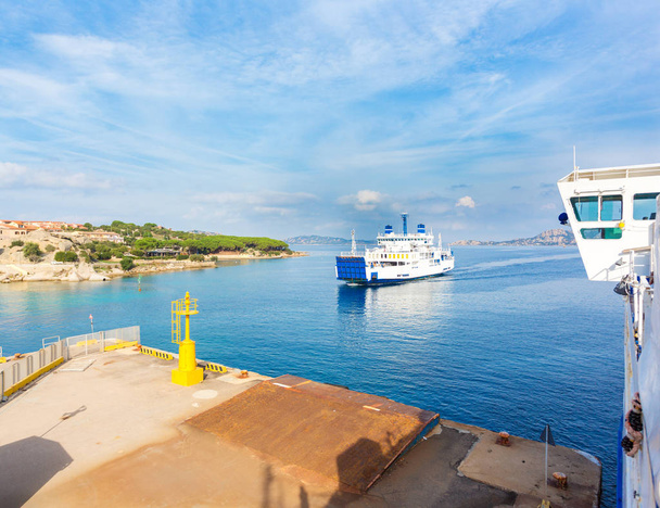 Trajektem z přístavu na ostrově Maddalena, Sardinie, Itálie - Fotografie, Obrázek