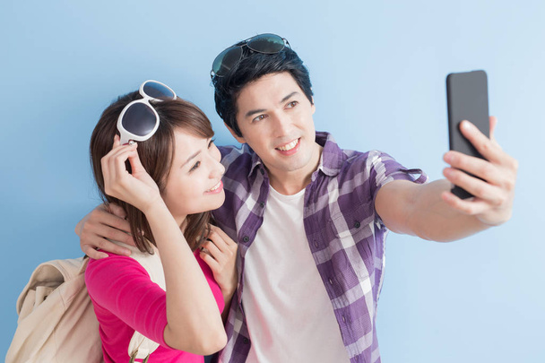 young couple taking selfie - Foto, afbeelding
