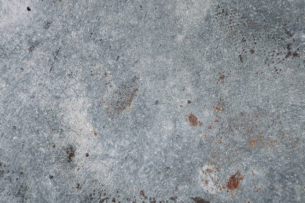 Getextureerde betonnen wand met roestbruine vlekken - Foto, afbeelding