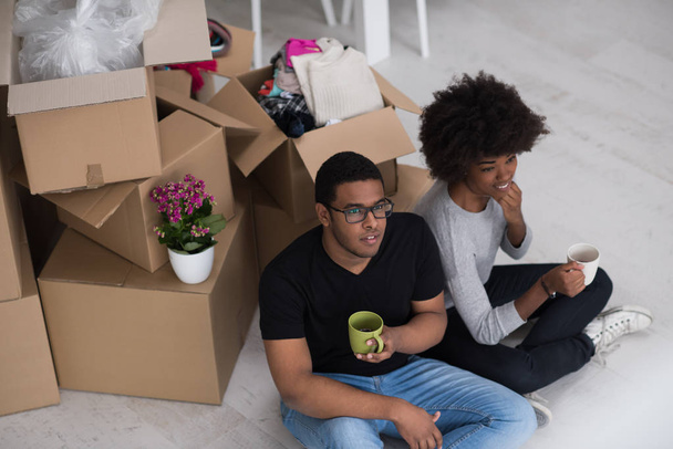 Afrikanisch-amerikanisches Paar entspannt sich in neuem Haus - Foto, Bild