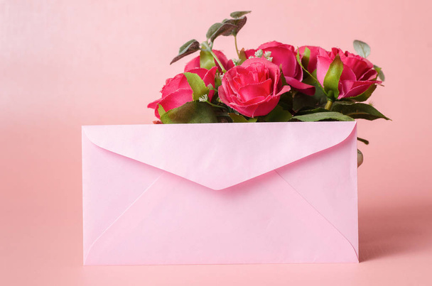 Pink envelope and red roses - Foto, Imagen
