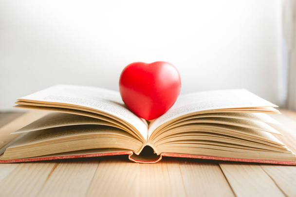piros szív, a nyitott könyv másolás hely a pihenésre és a hangulatos mo - Fotó, kép
