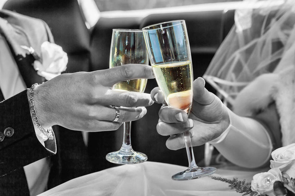 Невеста держит свадебный букет и бокал шампанского - Фото, изображение