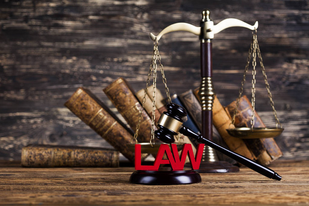 Law concept, houten bureau achtergrond - Foto, afbeelding
