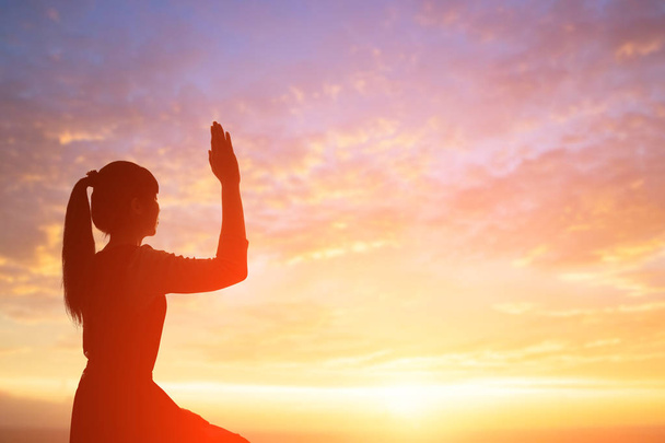 Женщина, молящаяся с восходом солнца
 - Фото, изображение