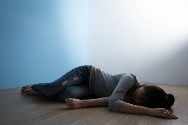woman lying on the floor - Фото, зображення