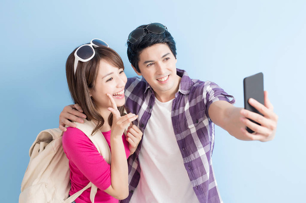 young couple taking selfie - Zdjęcie, obraz