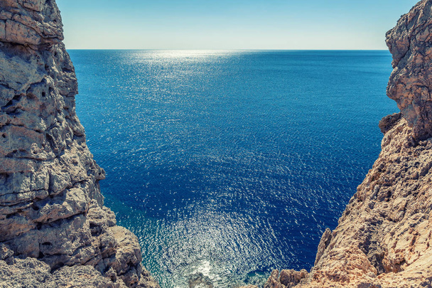 青い海と過酷な岩と美しい風景 - 写真・画像