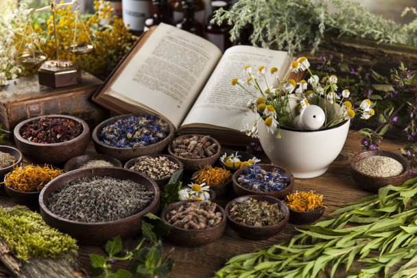 Medicina a base di erbe su scrivania in legno
 - Foto, immagini
