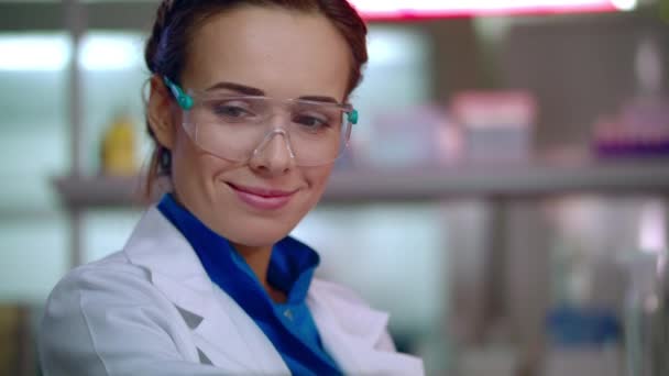 Usmívající se žena vědec. Ženské laboratorní vědec úsměv. Laboratoře žena šťastný obličej - Záběry, video